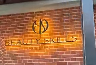 Szyld wycinany w stali na dystansach z efektem hallo